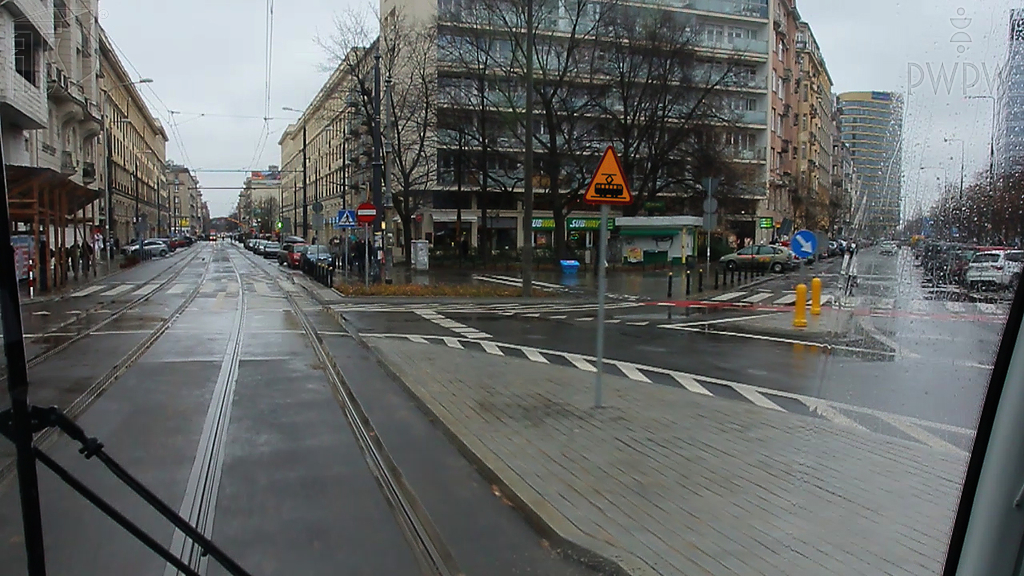 Does this warning sign indicate the right of way for trams?