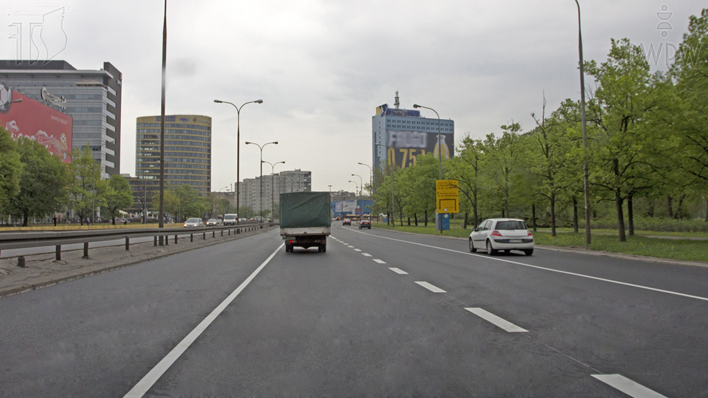 Darf man an der so markierten Stelle das auf dem Fahrstreifen befindliche Fahrzeug links überholen?