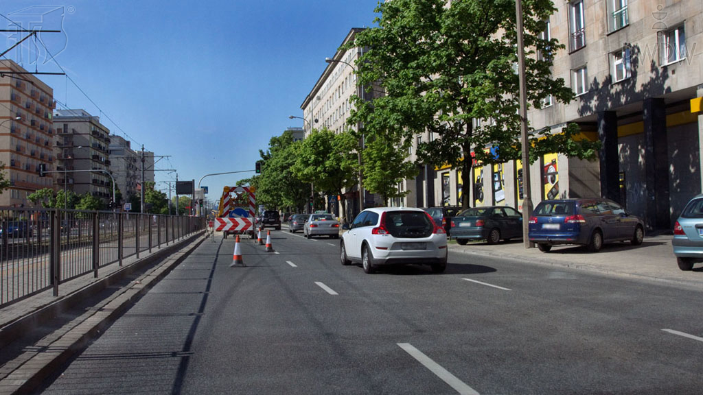 Soll man vor dem Umfahren des Hindernisses die Situation auf anderen Fahrspuren auswerten?