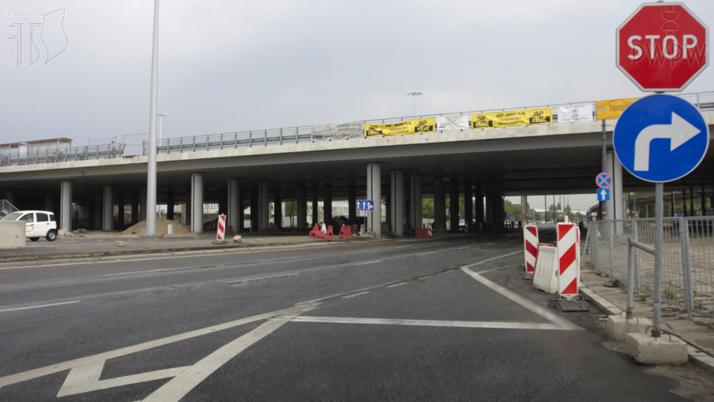 Weist die sichtbare horizontale Straßenmarkierung auf die Stelle hin, wo anzuhalten ist, um die Vorfahrt zu geben?