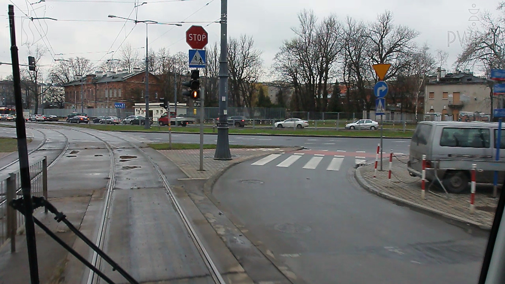 Sollen Sie in dieser Situation anhalten und den auf der Querstraße fahrenden Fahrzeugen die Vorfahrt gewähren?