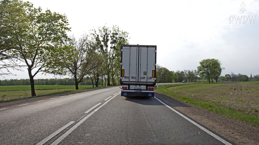 Чи у цьому місці Ви можете в'їхати на смугу для транспортних засобів, що рухаються в протилежному напрямку?