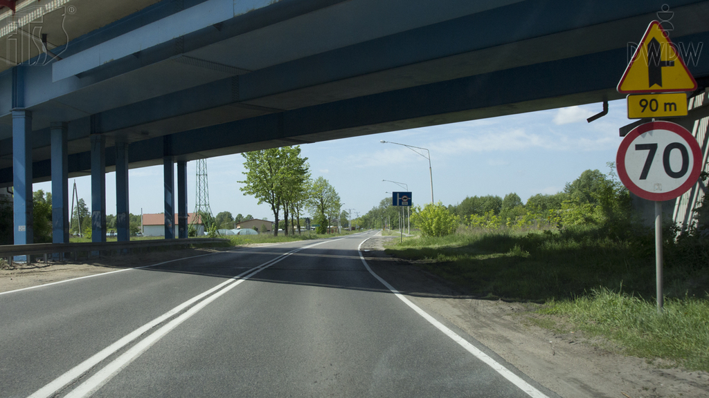 Beträgt in der dargestellten Situation die Entfernung des Warnzeichens von der gefährlichen Stelle von 150 bis 300 m?