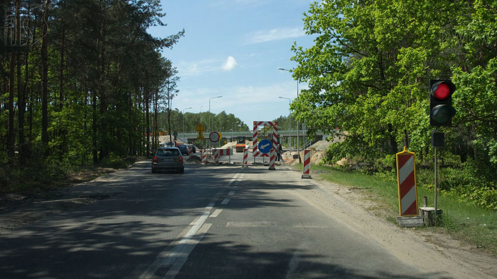 In this situation, does the light displayed allow you to drive beyond the traffic light post if you do not cause impediments to traffic for oncoming vehicles?