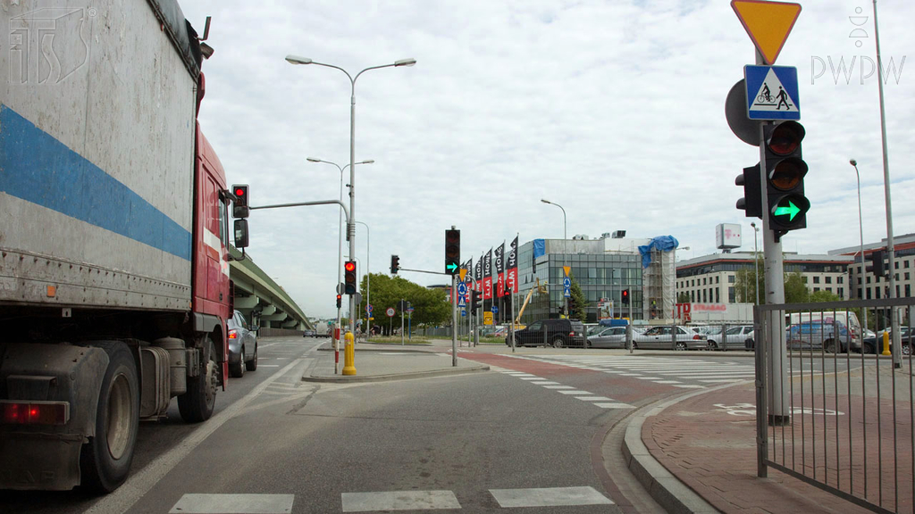 Does the traffic light displayed in this situation denote that when turning right there is no collision with other road users?