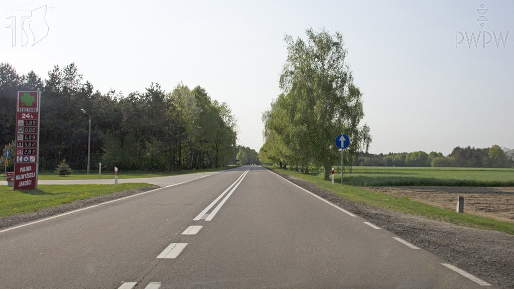Darf man  in dieser Situation über die auf der linken Seite sichtbare Einfahrt auf die Tankstelle einfahren?