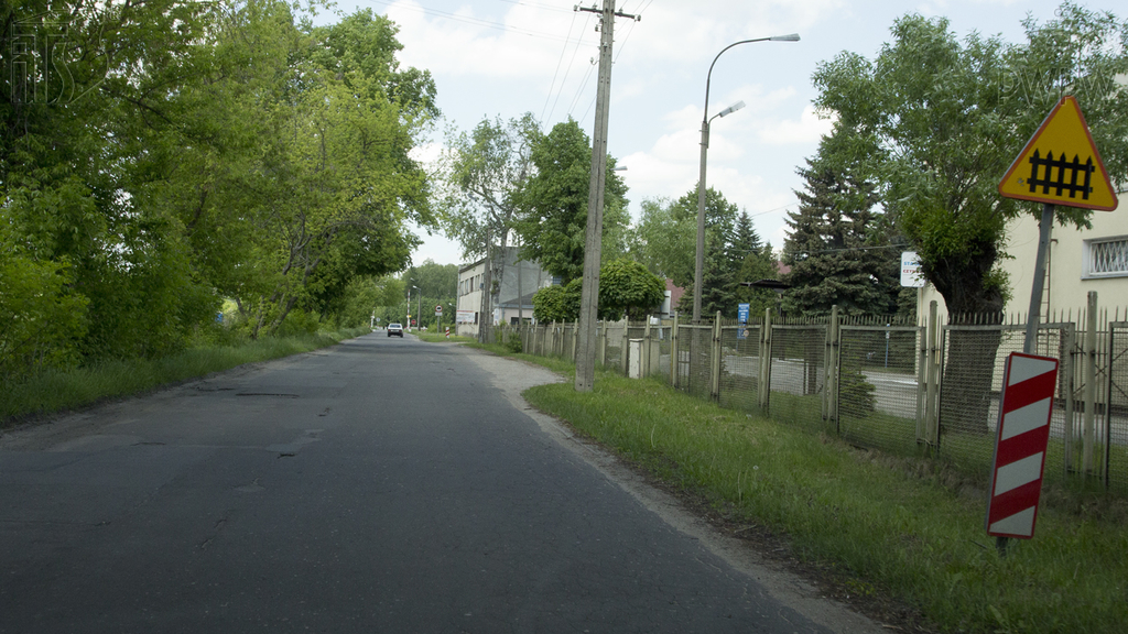 Are you warned in this situation of a level crossing with full barriers or half-barriers?