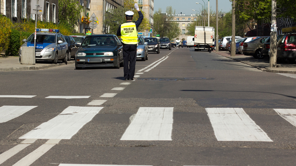 Does the signal displayed by the authorised person indicate that in a moment you will be allowed to enter the junction?