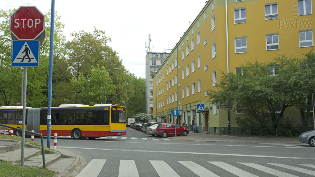 Are you allowed in this situation to drive into the intersection without stopping the vehicle before the presented solid line?