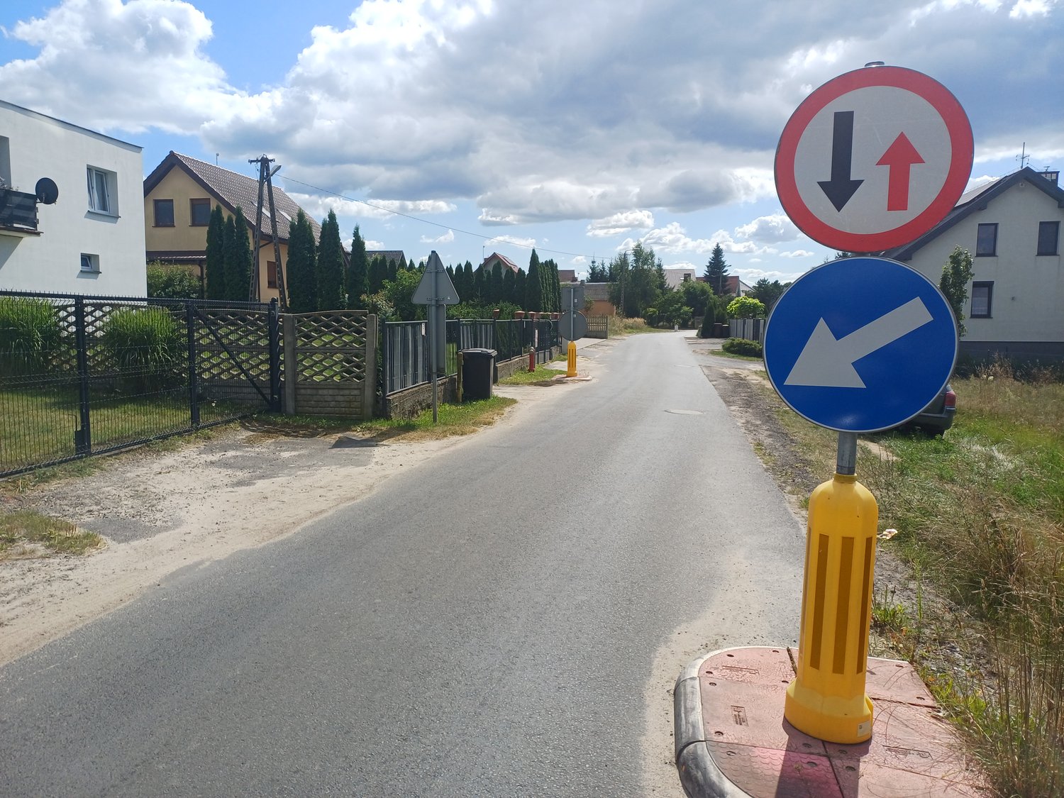 Czy ten znak oznacza, że masz pierwszeństwo przed pojazdem nadjeżdżającym z przeciwnej strony?