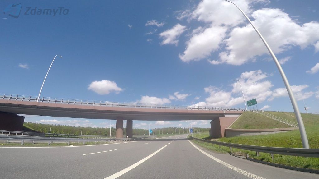 Sie fahren einen PkW eine Schnellstraße mit zwei Fahrbahnen. Mit welcher zulässigen Geschwindigkeit dürfen Sie fahren?