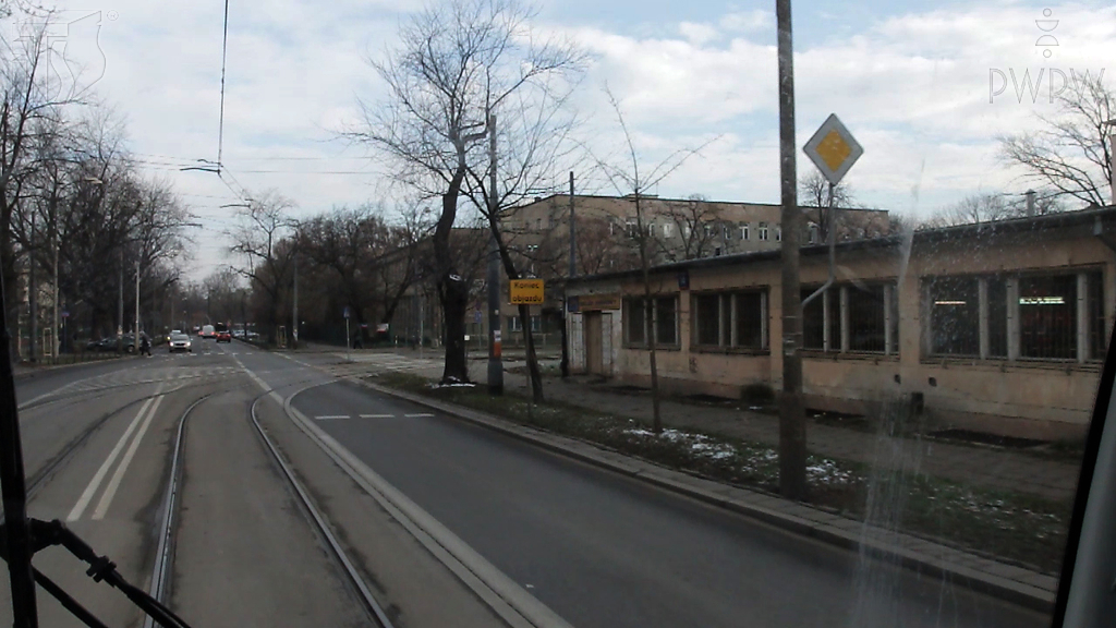 You intend to turn right. Are you obliged to give way to vehicles approaching from the same direction, continuing straight-ahead?