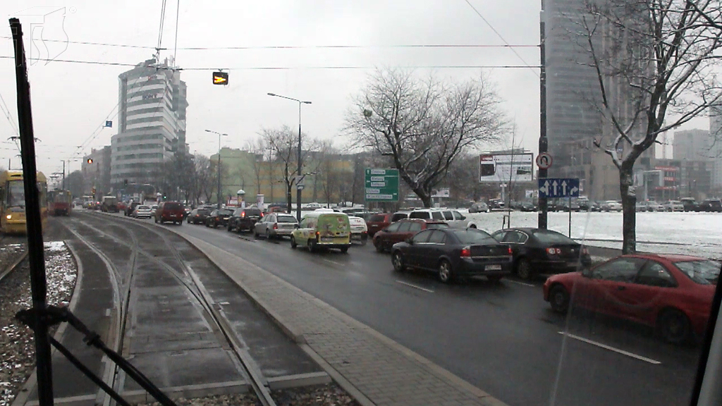 What should the tram driver do before driving onto the rail switch?