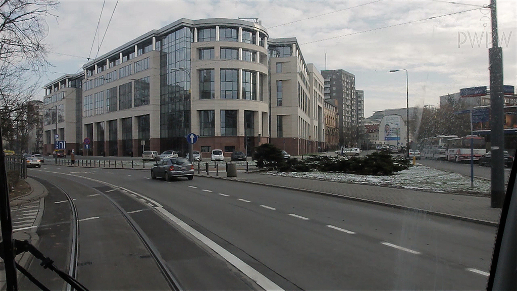 Does this horizontal marking indicate that the tram driver should expect vehicles that may enter the dedicated track on the right?