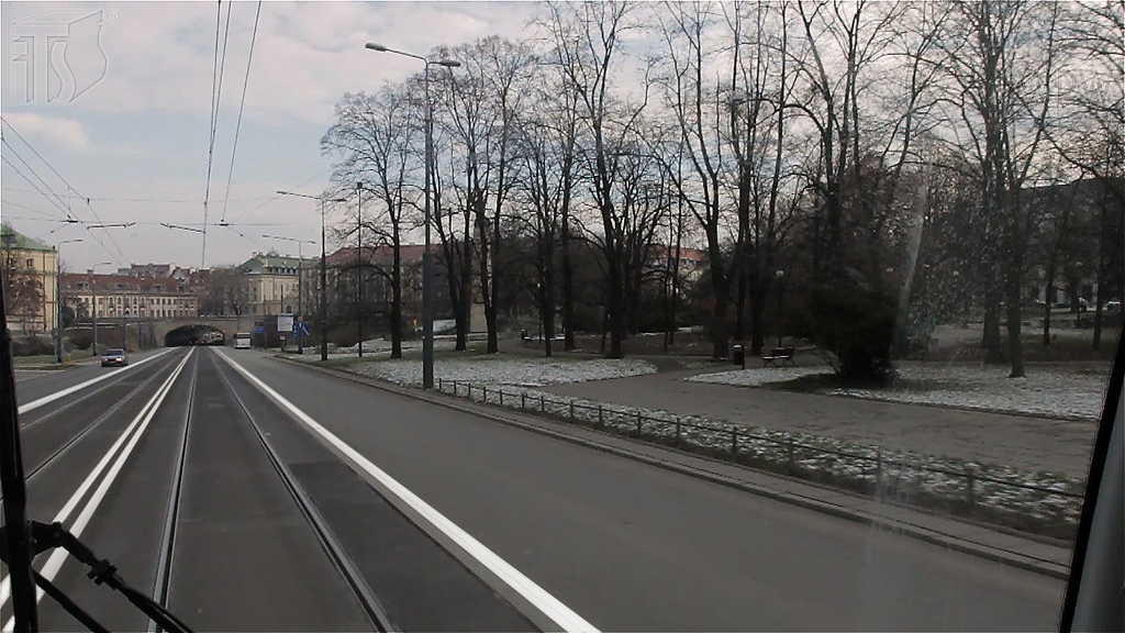 Does this solid line visible on the right permit other vehicles to enter the track?