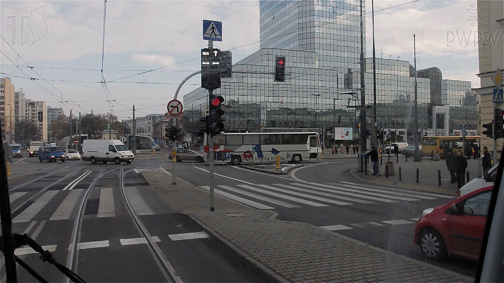Soll der Straßenbahnfahrer hier vor der mit Rechtecken abgesteckten Linie anhalten?