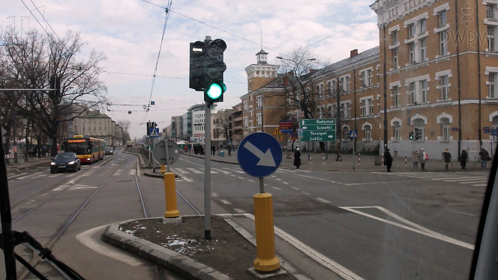 With this light arrangement, does the tram driver have the right to enter the intersection?