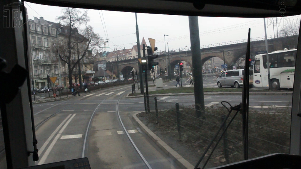 Sollen Sie in dieser Situation die Straßenbahn vor der bedingten Haltelinie anhalten?