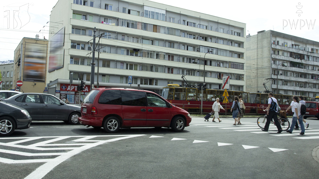 Does the line on the road composed of triangles indicate a place of conditional stop in order to yield the right of way?