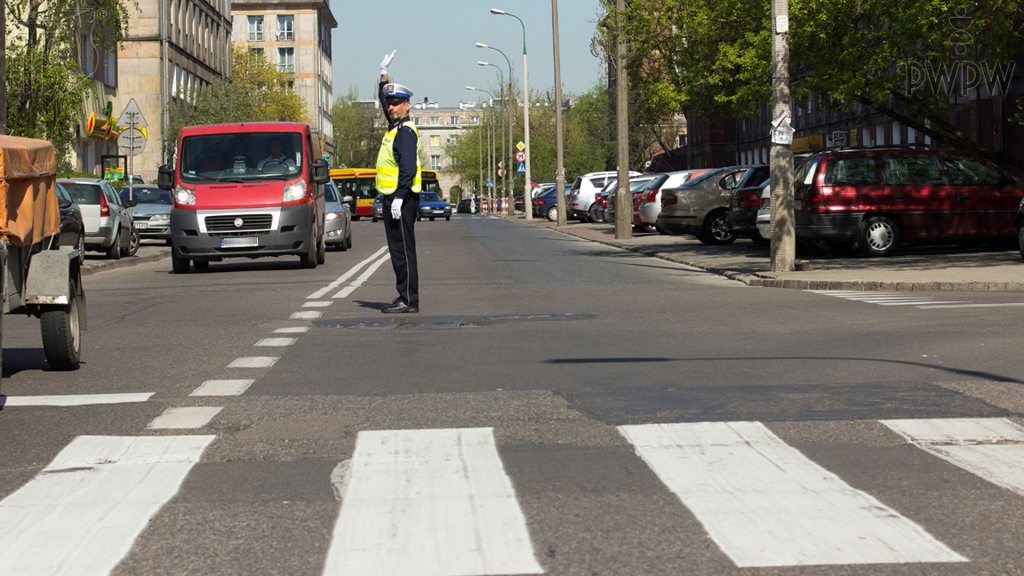 Will a signal be displayed in a moment prohibiting entry?