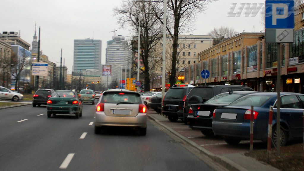 Darf man in dieser Situation hinter dem Zeichen das Kraftfahrzeug auf der Fahrbahn parken?