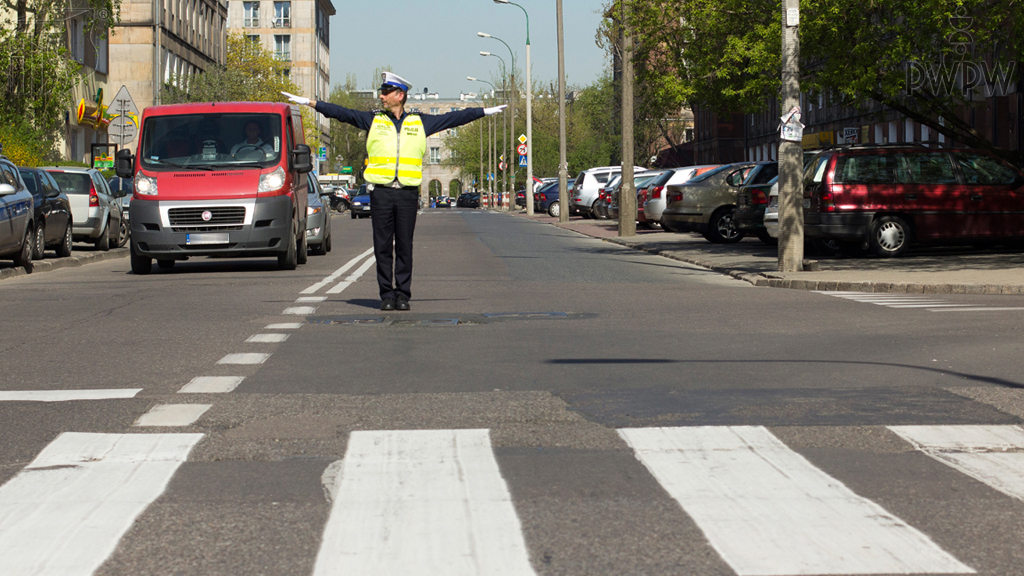 Darfst du in der dargestellten Situation, sofern du niemanden behinderst, rechts abbiegen?