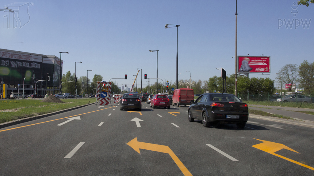 Czy w tej sytuacji wolno Ci jechać na wprost z zajmowanego przez Ciebie pasa ruchu?