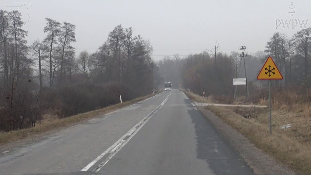 Чи попереджає цей знак про місце сильних дощів?