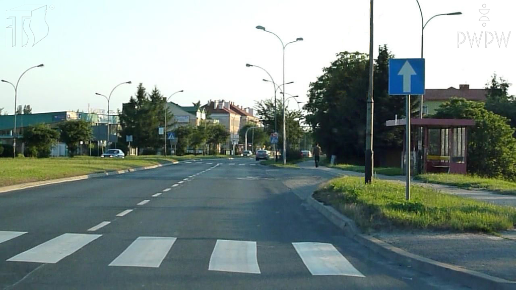 Чи цей знак інформує Вас про те, що на найближчому перехресті Ви можете їхати тільки прямо?