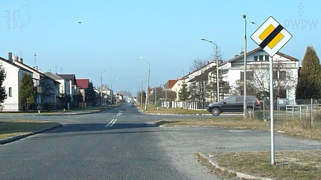 Müssen Sie in der gezeigten Situation dem von rechts kommenden Fahrzeug die Vorfahrt gewähren?