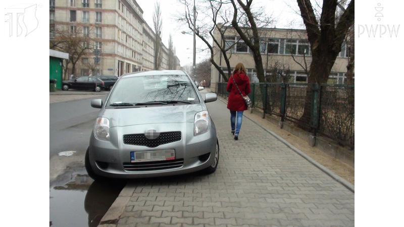 If you stop a car on a sidewalk, do you have to allow a 1.5 m wide passage for pedestrians?