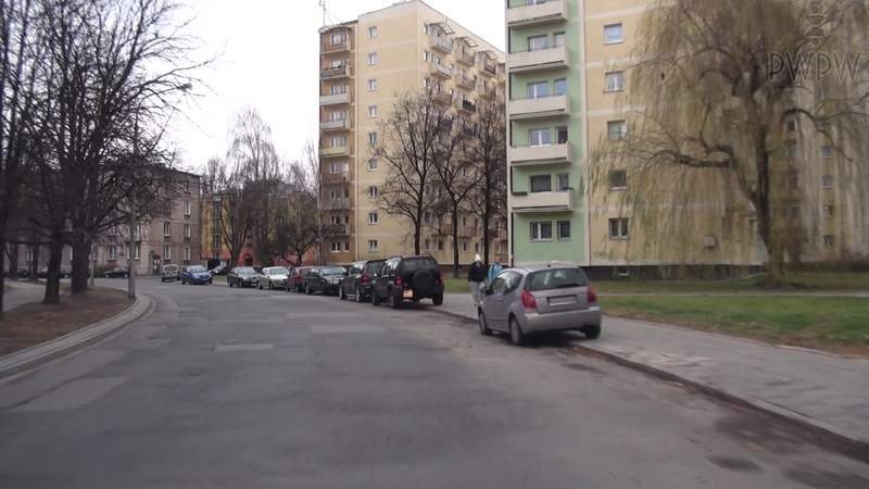 Dürfen Sie ein Fahrzeug auf dem Bürgersteig anhalten und 2 m breiten Durchgang belassen, wenn dies den Fußgängerverkehr behindern wird?