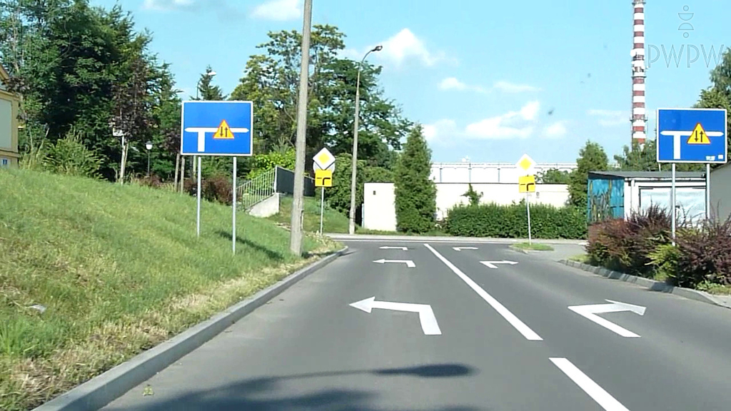 In this situation, can you change lanes immediately before the intersection?