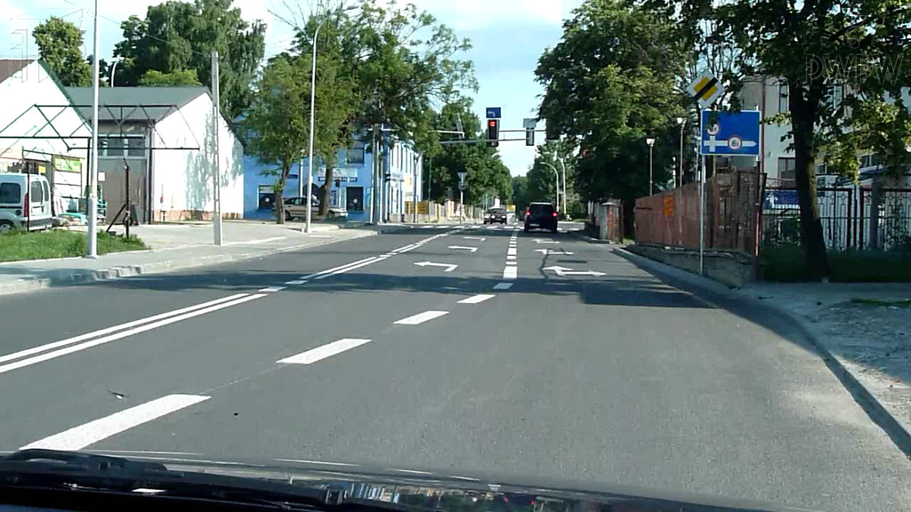 At this place, can you change from the currently occupied traffic lane to the left lane?