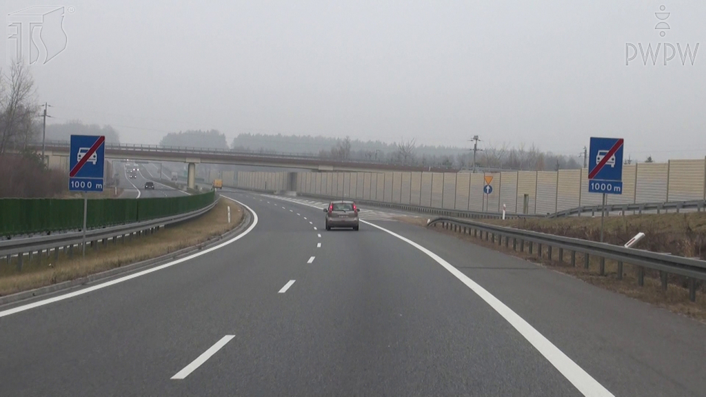 On this road, once you go past this sign, can you overtake the vehicle you see on the left?
