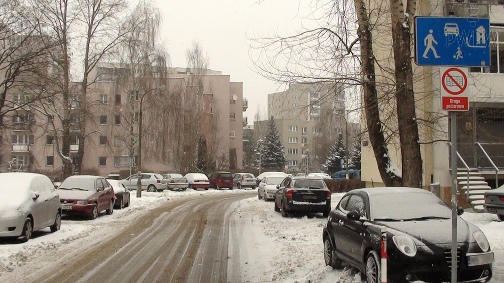 Darf man auf der Straße hinter diesem Verkehrszeichen rückwärts fahren?