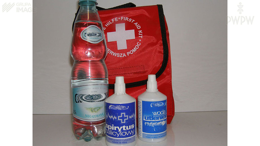 Can you pour cold water onto a burn?