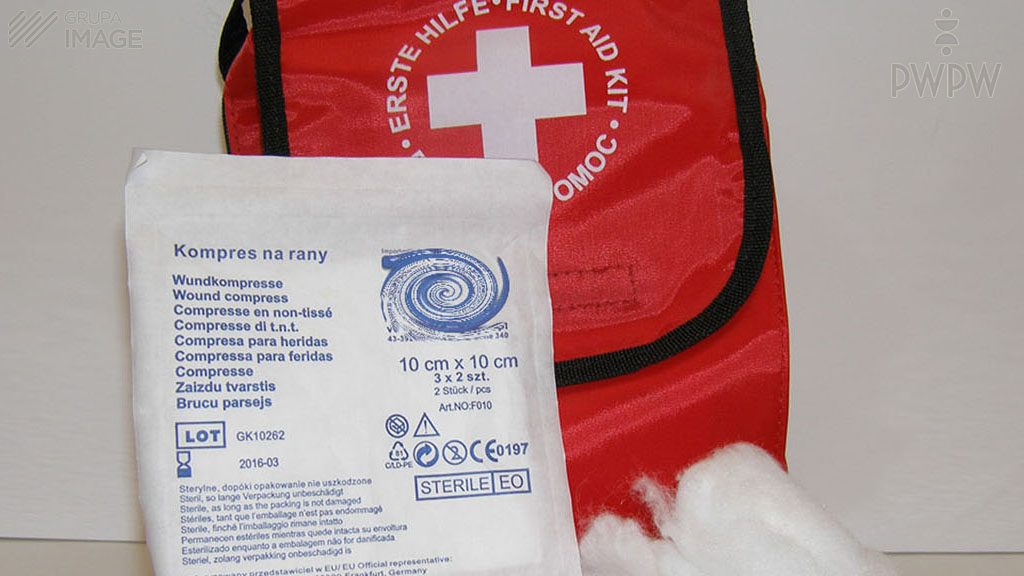 Darf man eine sterile Mullkompresse direkt auf die Wunde auflegen?