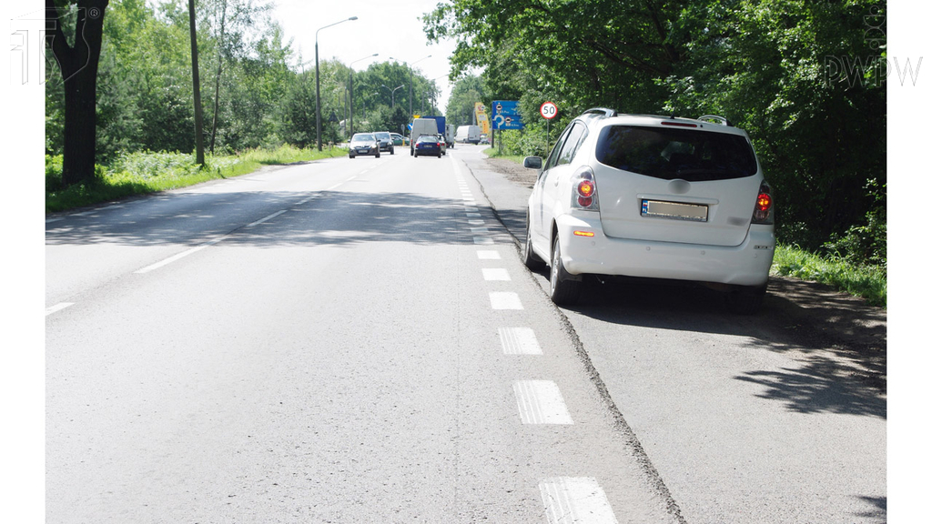 In the situation that you see here, while you park a broken-down car on the road outside a built-up area, are you obliged to place a warning triangle behind it at a distance of 150 m?