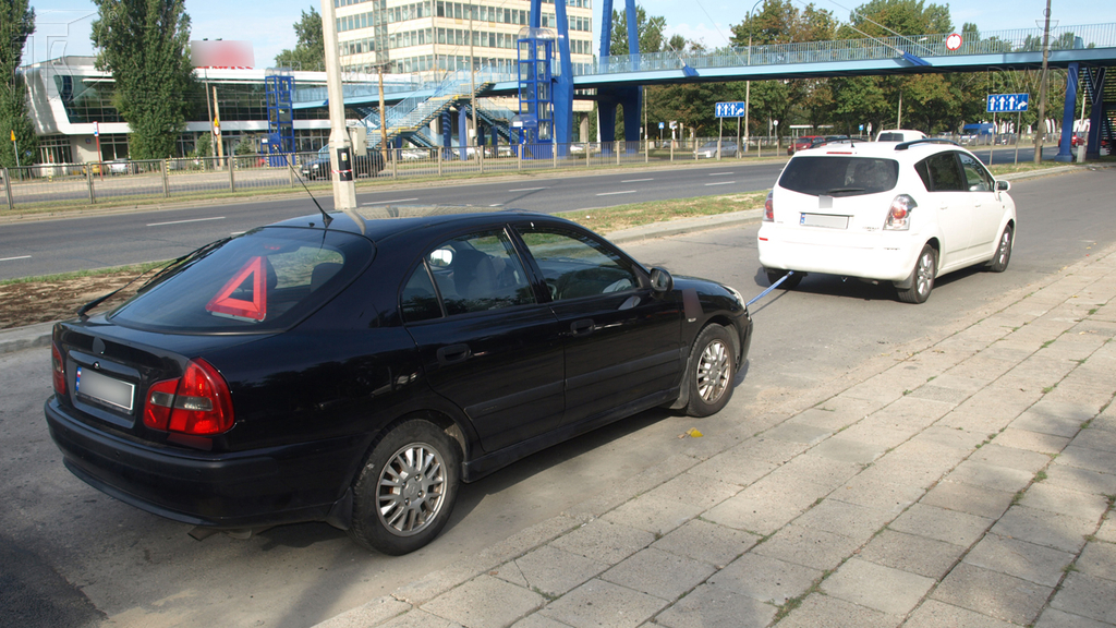 Can you use emergency lights while towing a vehicle?