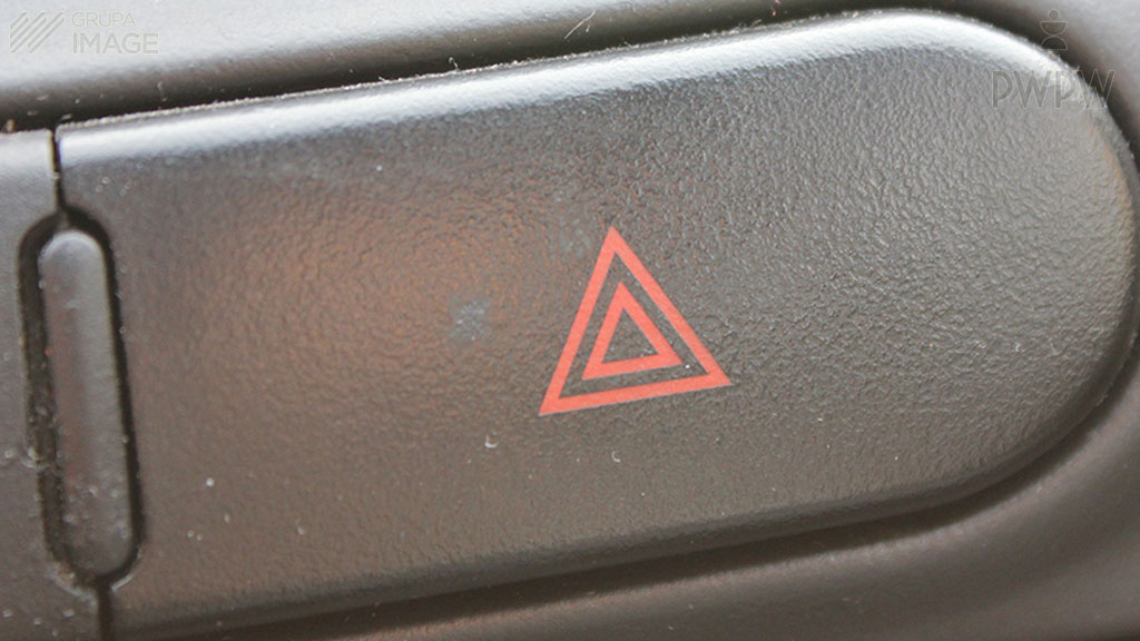 Is turning on the warning lights permissible on the towing car?