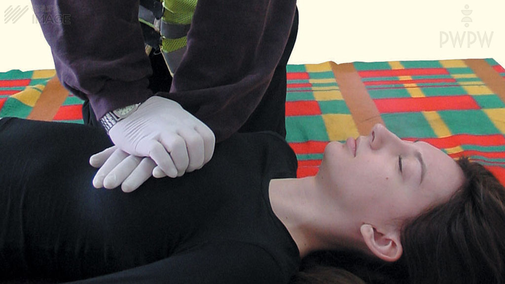 Wenn man allein am Unfallort ist, soll man mit der Resuszitation  eines Betroffenen anfangen, ohne vorher den Rettungsdienst gerufen zu haben?