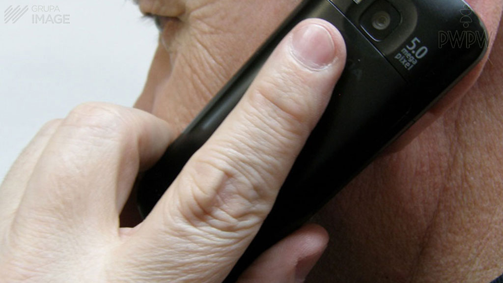 When reporting a traffic accident to the alarm numer of the emergency services, should you provide your personal data?