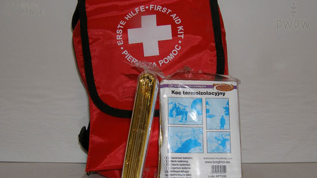 Wird eine im Verkehrsunfall verletzte Person vor Wärmeverlust geschützt, wenn sie mit der thermischen Rettungsdecke, mit der goldenen Seite nach außen, zugedeckt wird?