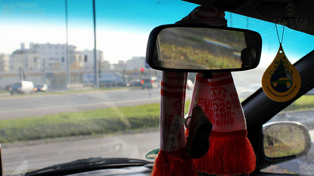 Can placing decorative elements in such a way limit visibility of the road and distract the driver’s attention?