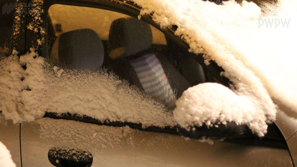 Can  snow-covered  windows and mirrors on the car you are going to drive affect your assessment of the situation on the road?