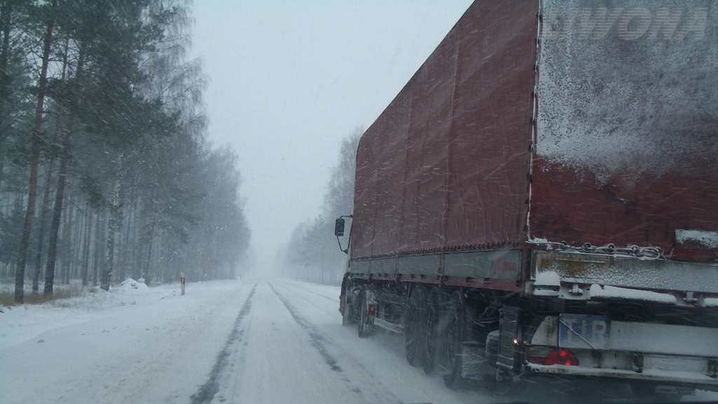 In the visible situation, can an overtaking manoeuvre result in the vehicle skidding and cusing a road accident?