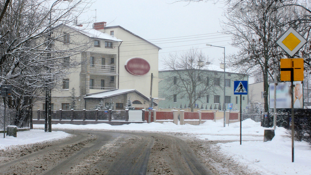 Sie möchten an dieser Kreuzung rechts abbiegen. Soll man dann die Vorfahrt den von links kommenden Fahrzeugen gewähren?