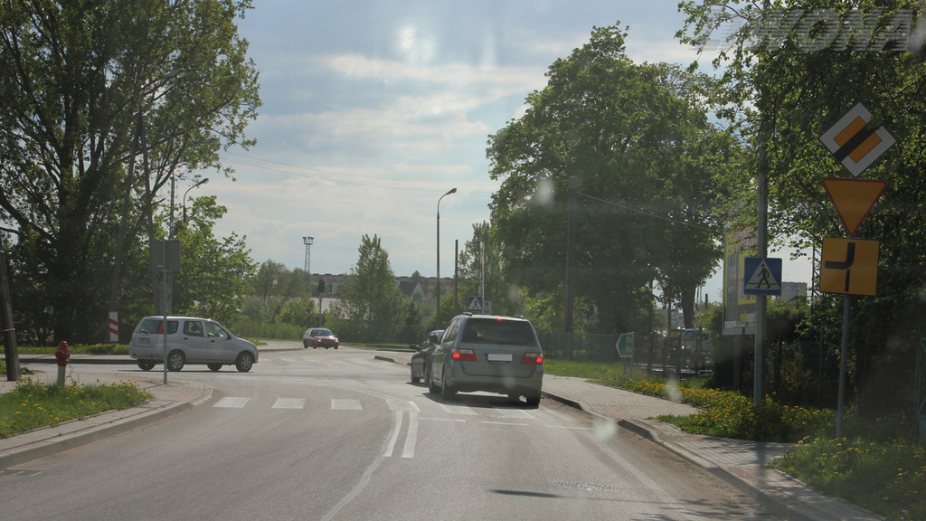 Sie möchten geradeaus über diese Kreuzung fahren. Sollen Sie in dieser Situation den von links kommenden Fahrzeugen die Vorfahrt gewähren?