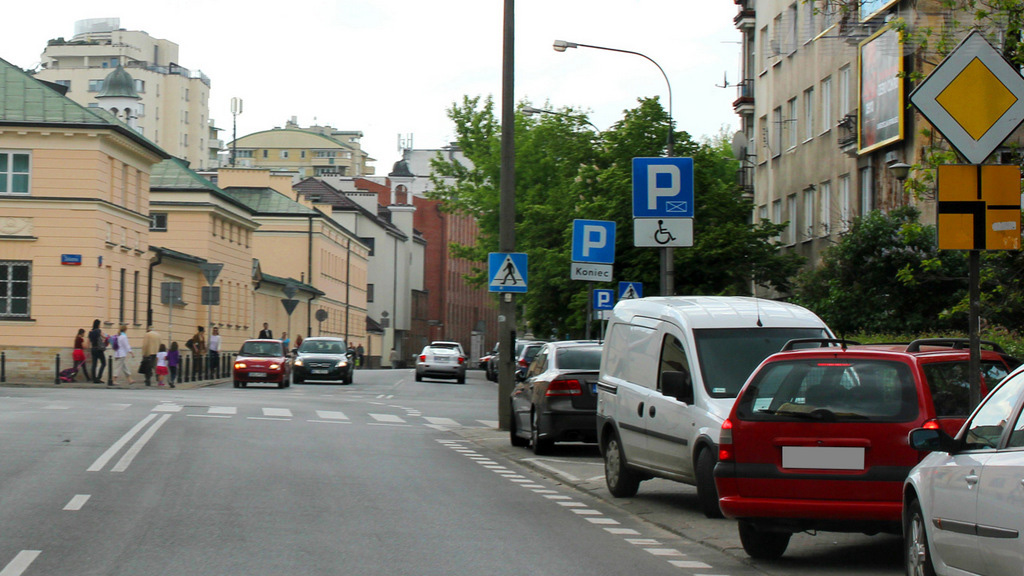 You intend to continue driving to the left at the nearest intersection. In this situation, are you obliged to yield priority to vehicles approaching from the opposite direction?